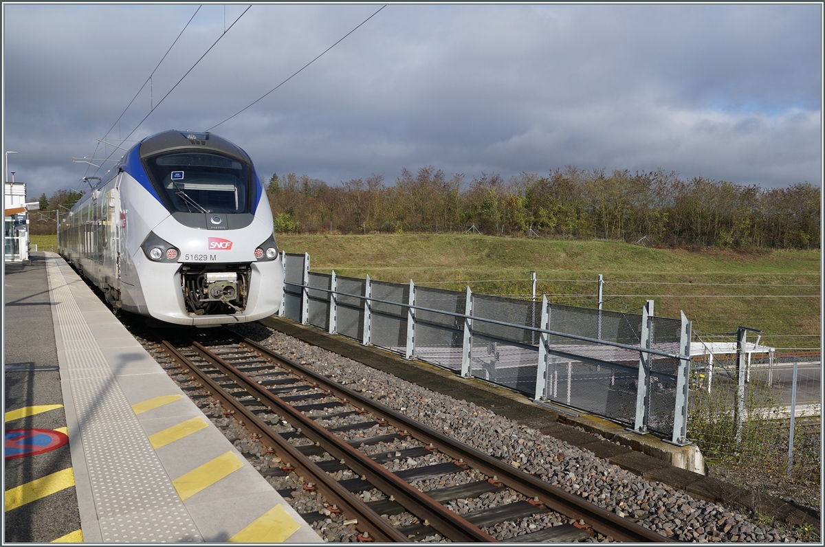Against a dark sky, the SNCF Coradia Polyvalent Régiolis 51629M is visible for just under an hour in the bright sunlight at Meroux station. The SNCF Coradia Polyvalent Régiolis 51629M arrived from Belfort at 10:10 as MOBIGO TER 895055 and will depart for Belfort again at 11:03 as MOBIGO TER 895054.

November 3, 2025
