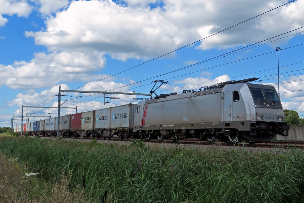 Akiem 186 359 hauls a full container train -with mostly consists of MAersk containers- through Valburg CUP on 12 July 2020.