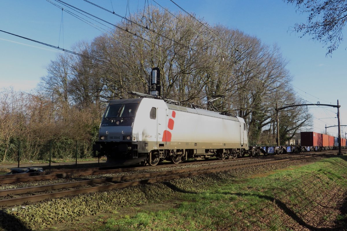 Akiem 186 359 hauls an intermodal train through Oisterwijk on 24 February 2021.