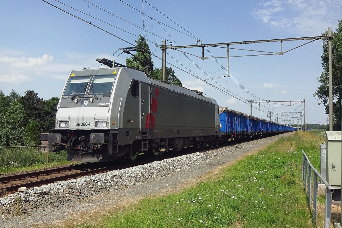Akiem 186 366 is about to cros the river Maas at Niftrik, hauling a batch of PKP wagons on 27 June 2021.