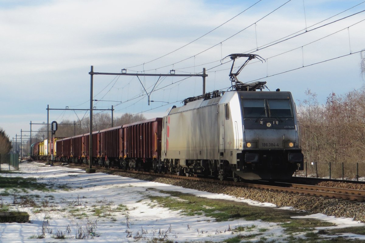 Akiem 186 384 hauls a short mixed freight through Alverna on 16 February 2021.