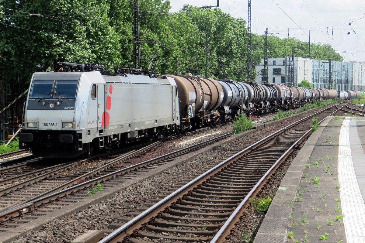 Akiem 186 385 hauls a tank train through Köln Süd on 19 May 2022.