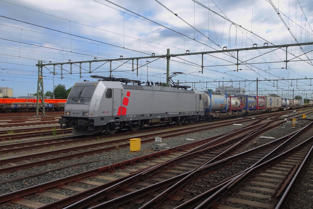 Akiem bought Crossrail 186 150 from Macquarie Rail and kept leasing the engine to XR. On 14 July 2022 CrossRail 186 150 shows her new Akiem colours at Roosendaal.