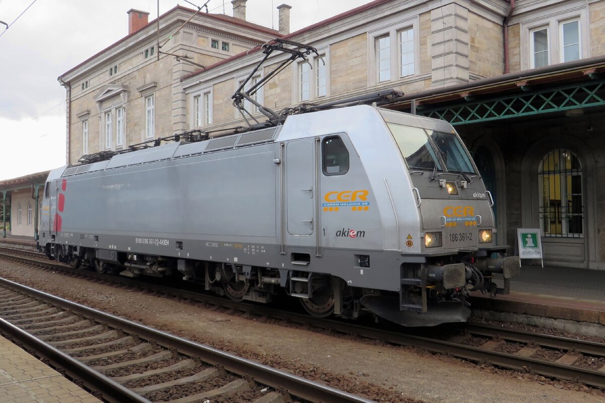 Akiem/CER 186 361 runs light through Deçin hl.n. on 20 June 2022.