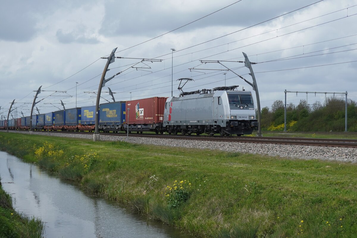 Akiem/HSL 186 363 hauls an intermodal train throiugh Valburg on 14 April 2026.