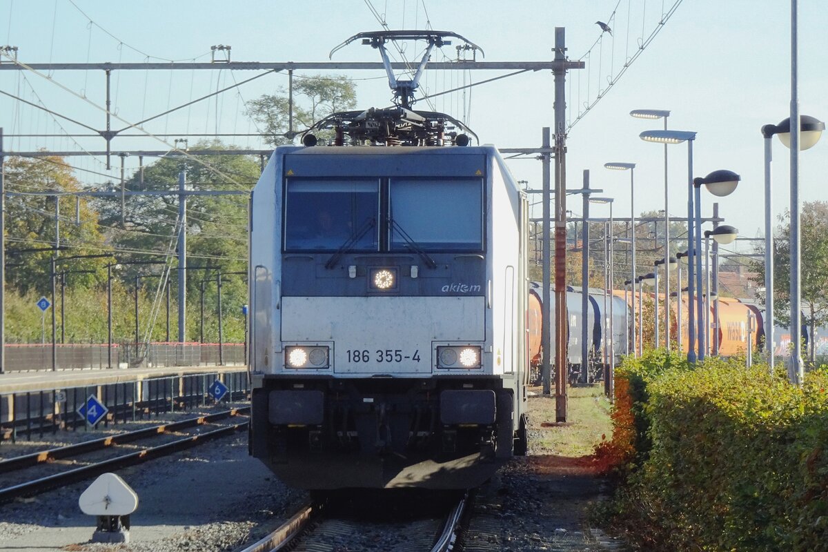 Akiem/LTE 186 355 stands at her destination station of Oss with a cereals train on 24 October 2021.