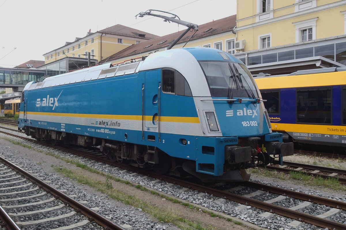 ALEX 183 002 waits at Regensburg Hbf for new duties on 27 May 2022.
