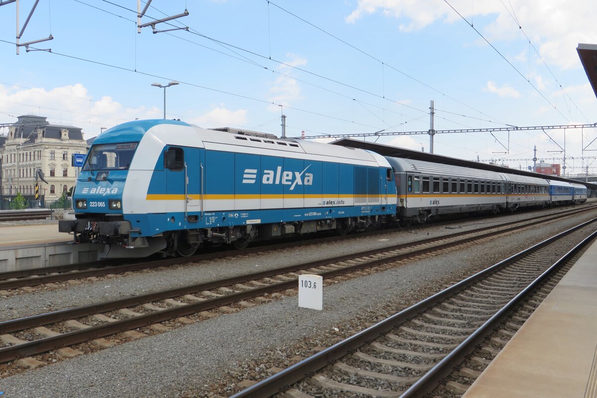 ALEX(A) 223 065 stands ready for departure at Plzen hl.n. on 13 June 2022 with the Zapadný-Express to Munich via Schwandorf.