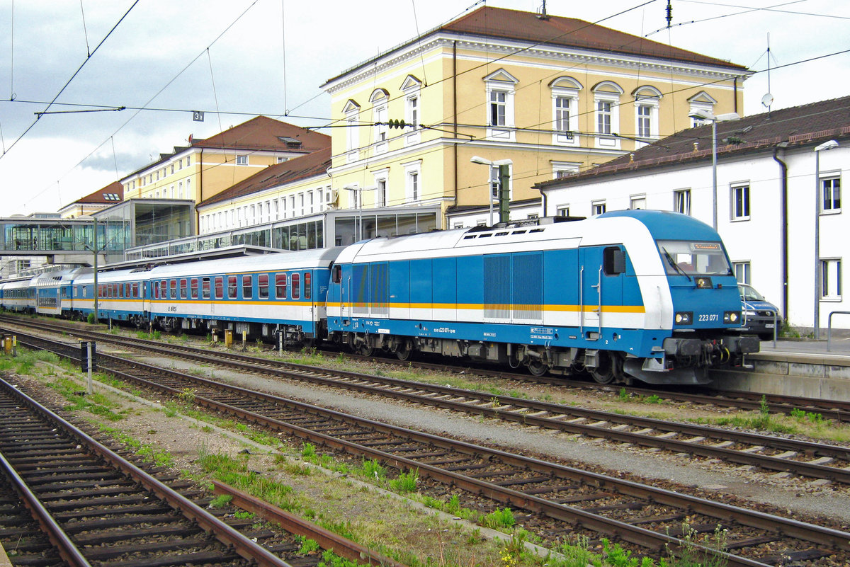 ALEX/Ariva 223 071 stands in front of the ALEX at Regensburg on 17 September 2015, where she has taken the place of an electric engine Class 183, that made the leap between München and Regensburg. From Regensburg to Plzen, the ALEX will be hauled by this 223; at Plzen a CD Class 362 will take over this train.