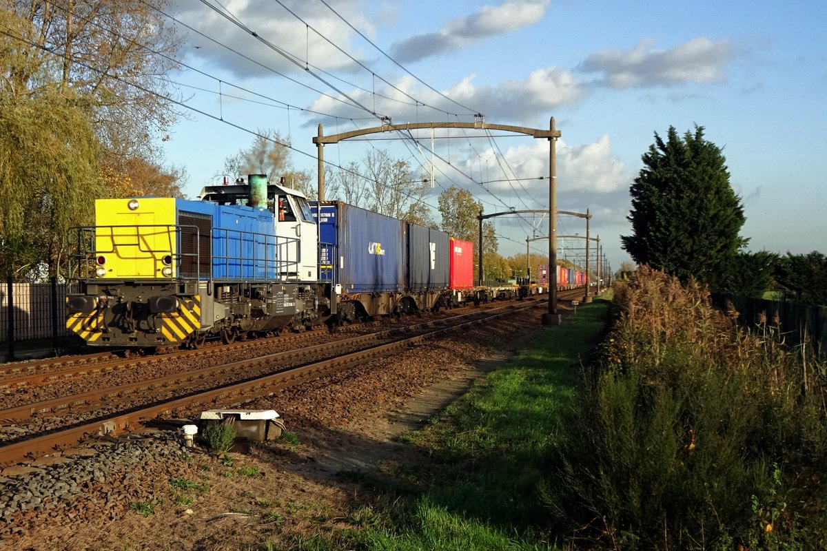 Alpha Trains 1375 hauls a container train through Hulten on 4 November 2020 when the Sun begins to set.