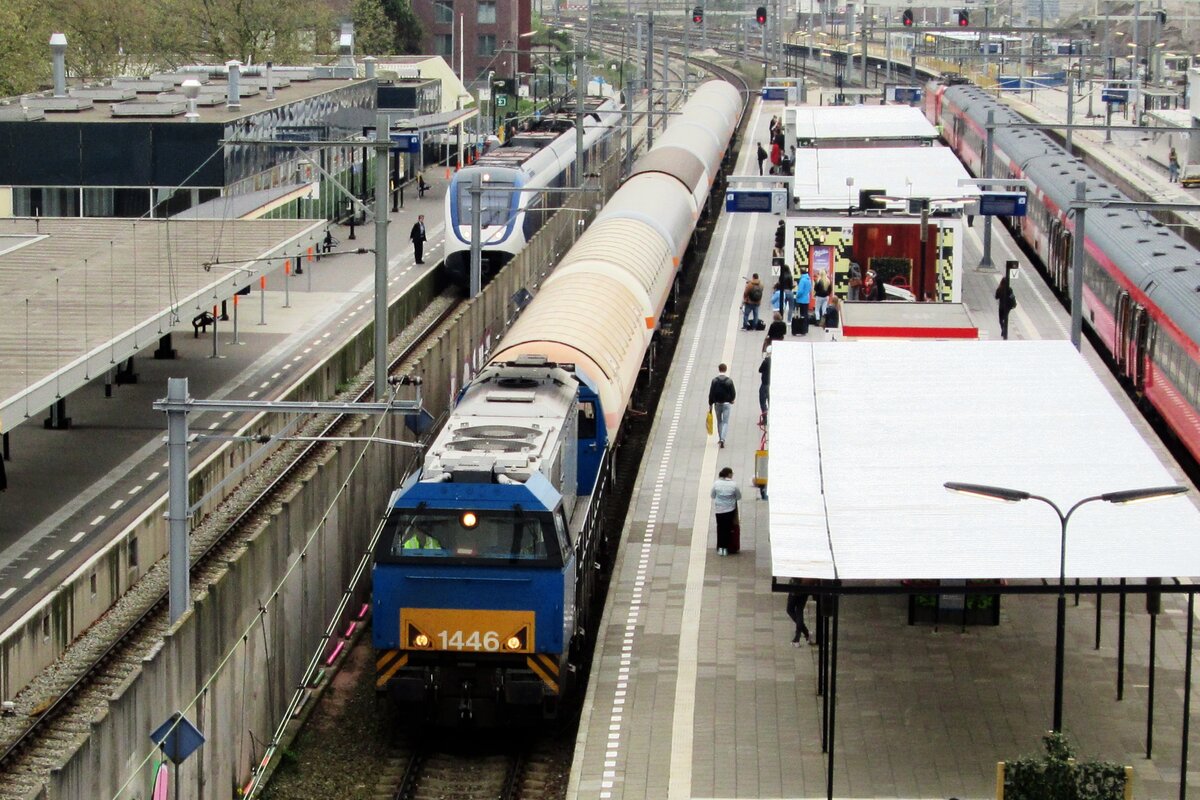Alpha Trains 1446 hauls an LPG train through Breda on 14 February 2014. A temporary pedestrian bridge, in use during a massive rebuild of the station, made this picture possible then.