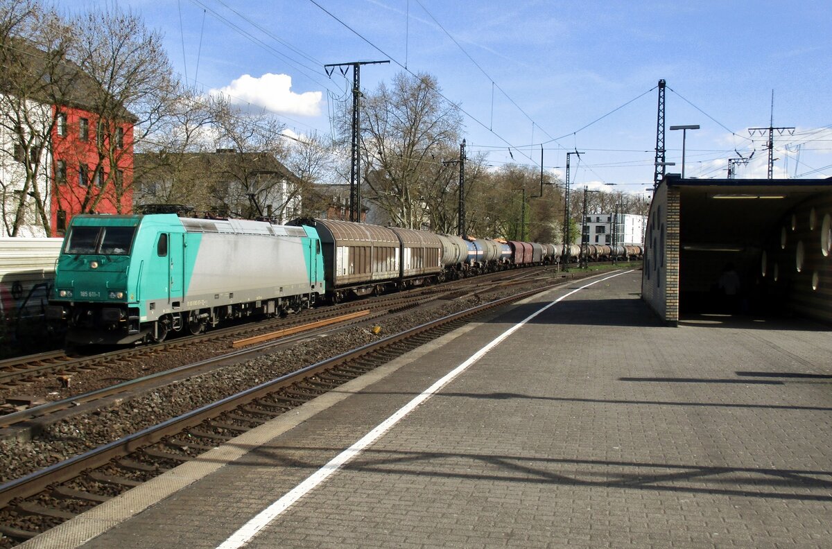 Alpha Trains 185 611 hauls a mixed freight through Köln Süd on 30 March 2017.