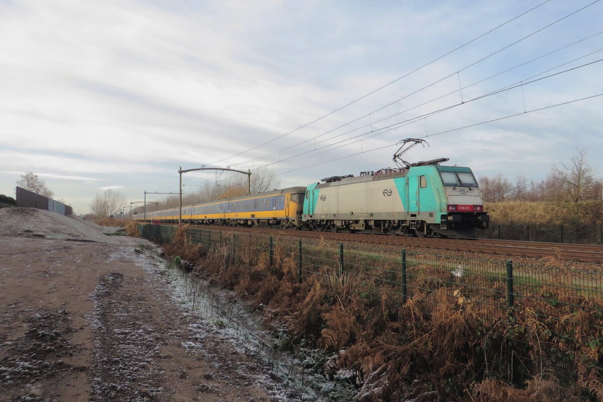 Alpha Trains 186 221 banks an IC-Direct through Tilburg-Reeshof on 22 December 2021.