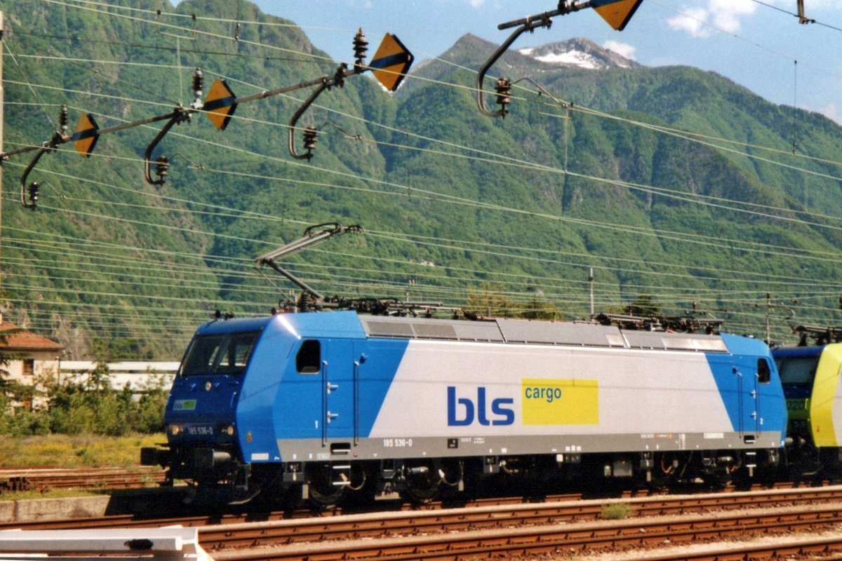 Alpha Trains/BLS mercenary 185 536 says 'arrivideci' to Domodossola on 19 May 2006.