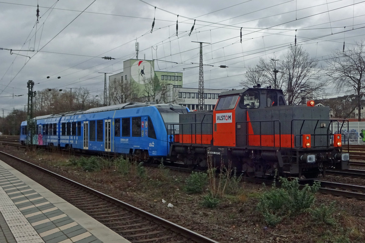 Alstom Services 1214 006 hauls  654 602, a hydrogen propelled Multiple-Unit, through Köln West on 20 february 2020.