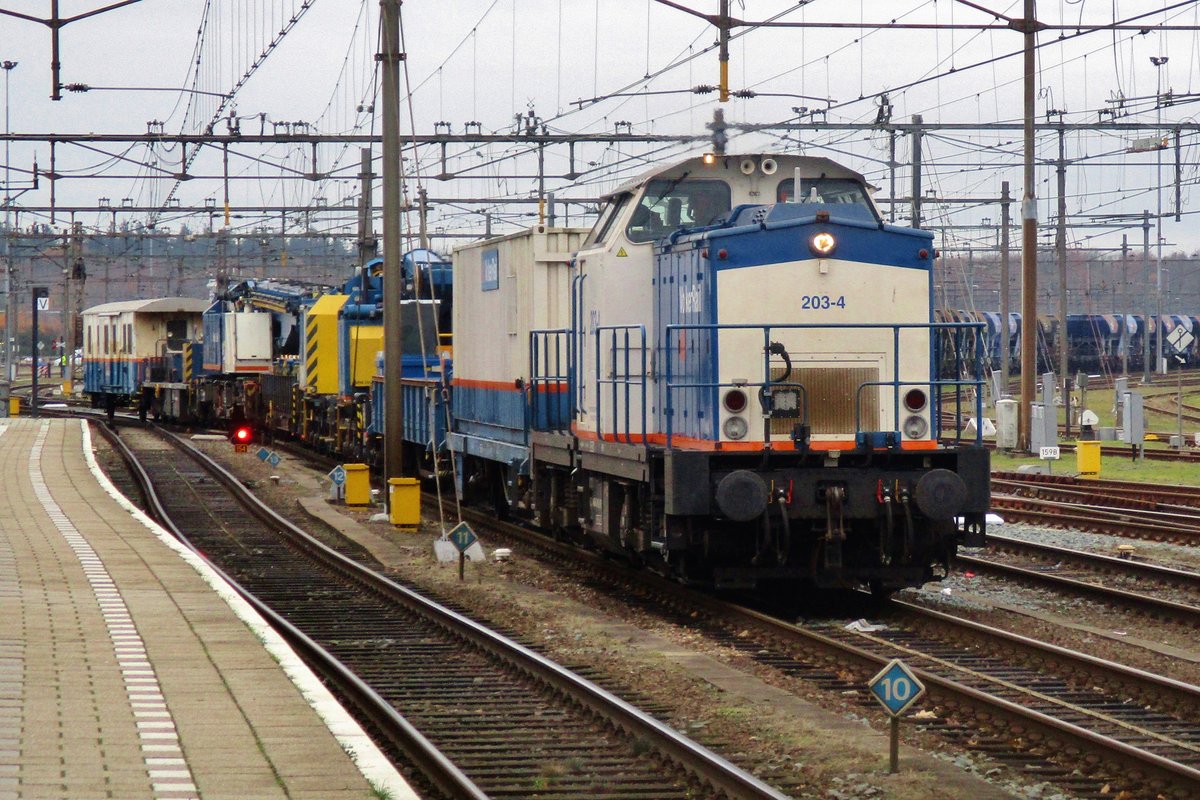 Amersfoort is an operations base of Strukton and Volker Rail, whose 203-4 is seen shunting at Amersfoort on 5 December 2018. 