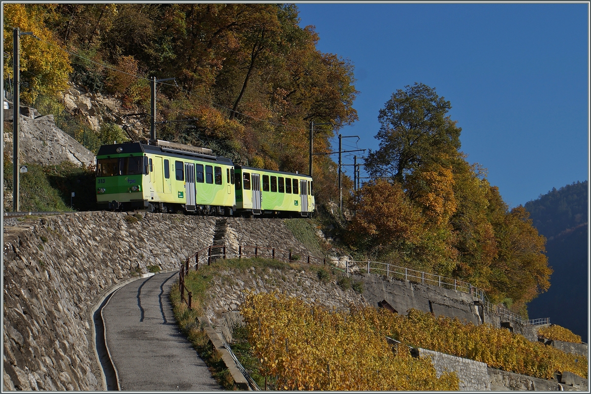 An A-L local train ouver Aigle.
01.11.2015