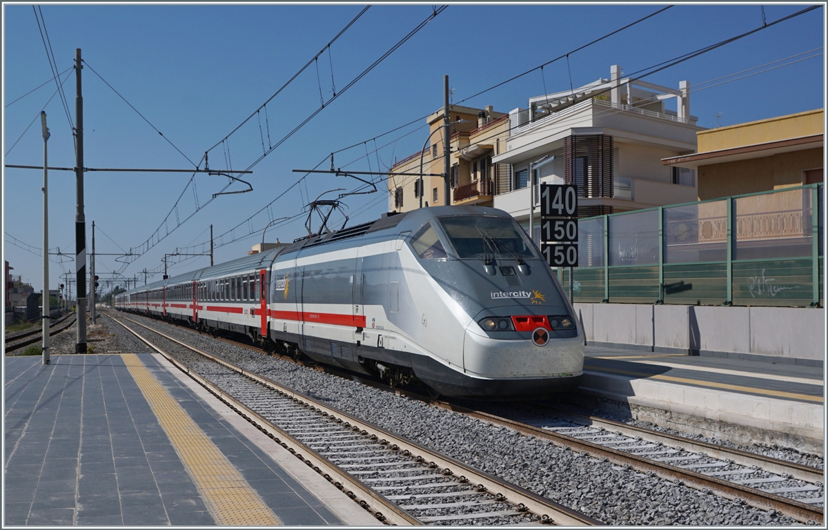 An FS Trenitalia IC equipped with two power cars or E 414 electric locomotives on the journey to Lecce while passing through Polignano a Mare.

April 22, 2023