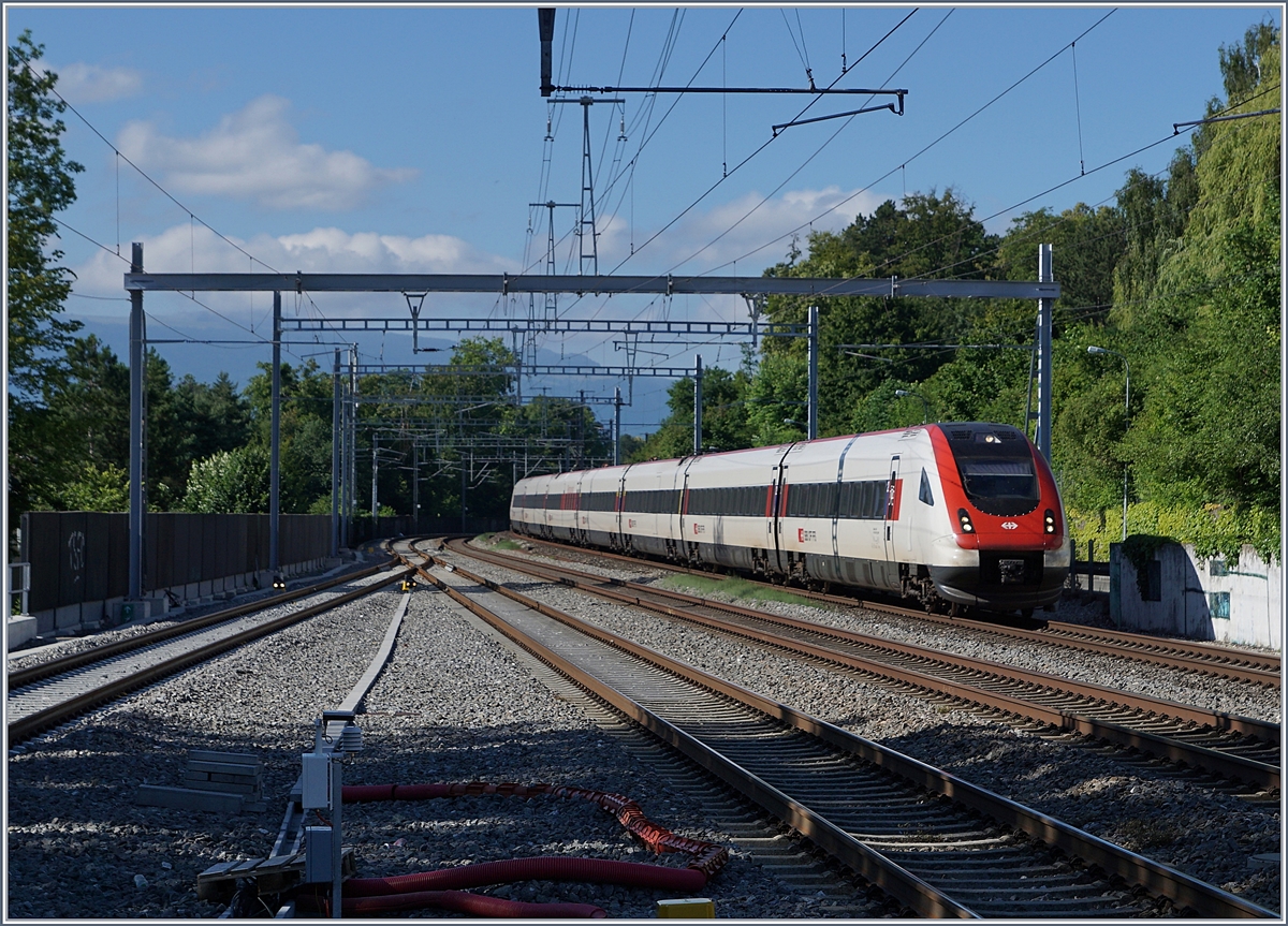 An ICN on the way to Zürich runs non stop trough the Chambésy Station.
19.06.2018