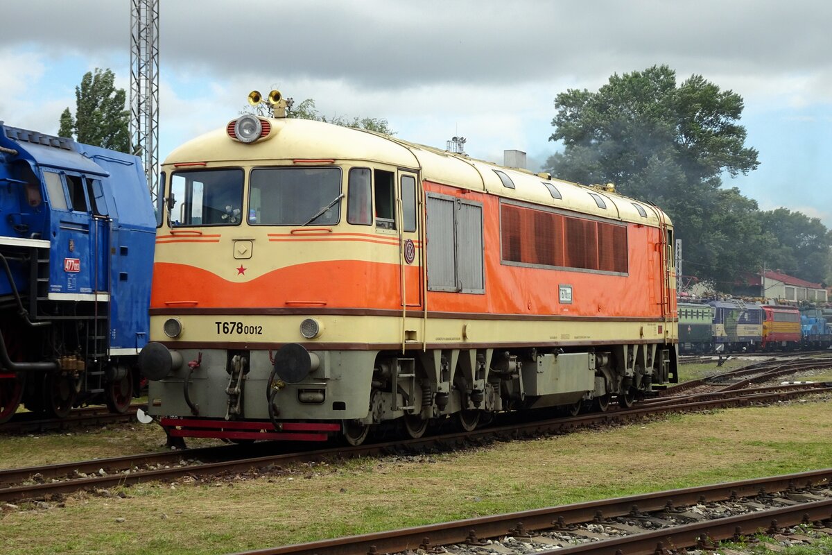 An orange on the tracks! Pomeranc (Orange, due to the colour) T678 0012 prepares herself at Bratislava-Vychod on 25 June 2022 to get herself on the turn table during RENDEZ-2022.