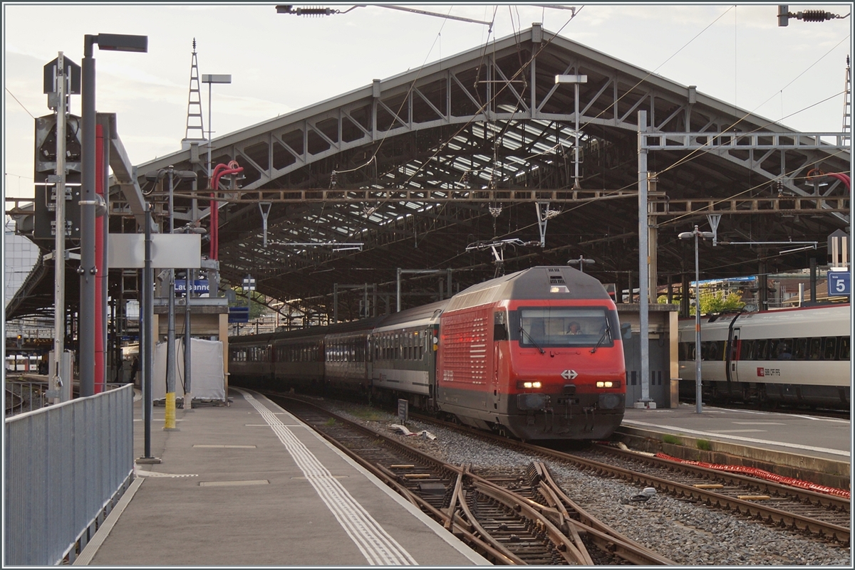 An SBB Re 460 leaves Lausanne with its HVZ IR 90 towards Geneva. In the foreground you can still see a DKW that is no longer in use, but the actual motif is the Bpm in green/gray directly behind the locomotive. Bpm in and of itself are quite rare, and in green/gray they are almost rarely seen in planned use. The car has the UIC number B 50 85 21-73 518-5 CH-SBB.

May 17, 2023