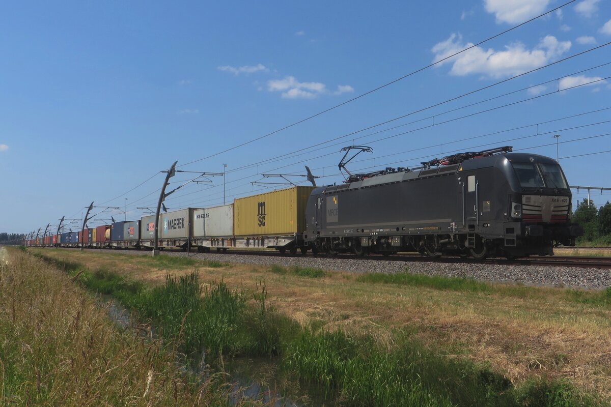 And another one bites the dust: the latest user of vectrons is Lineas, whose X4E-620 shows up at Valburg, hauling a container traqin through valburg on 16 June 2023.