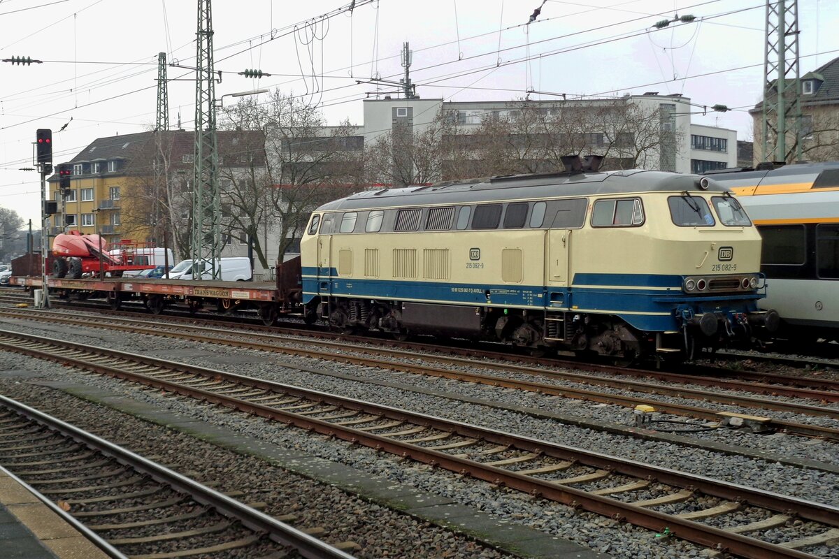 AngernBahn 215 082 stands at Düsseldorf Hbf on 30 January 2018.