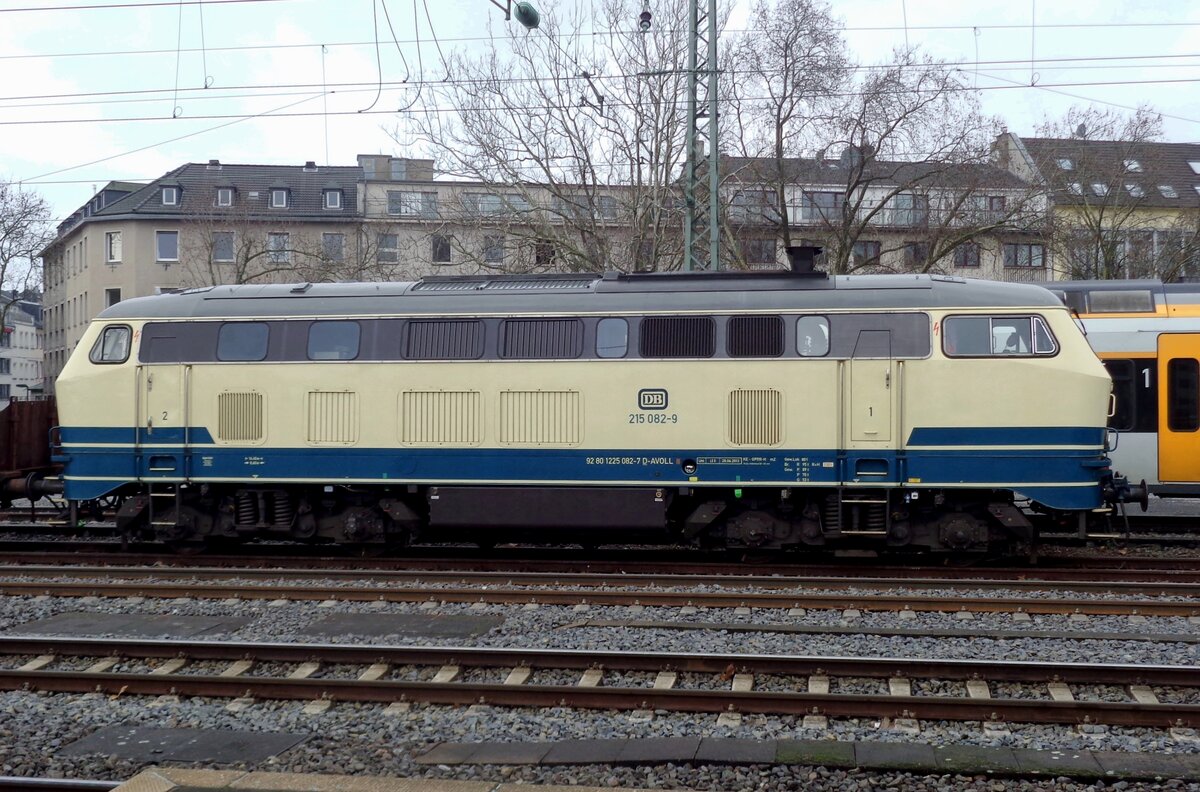 AngernBahn 215 082 stands at Düsseldorf Hbf on 30 January 2018.