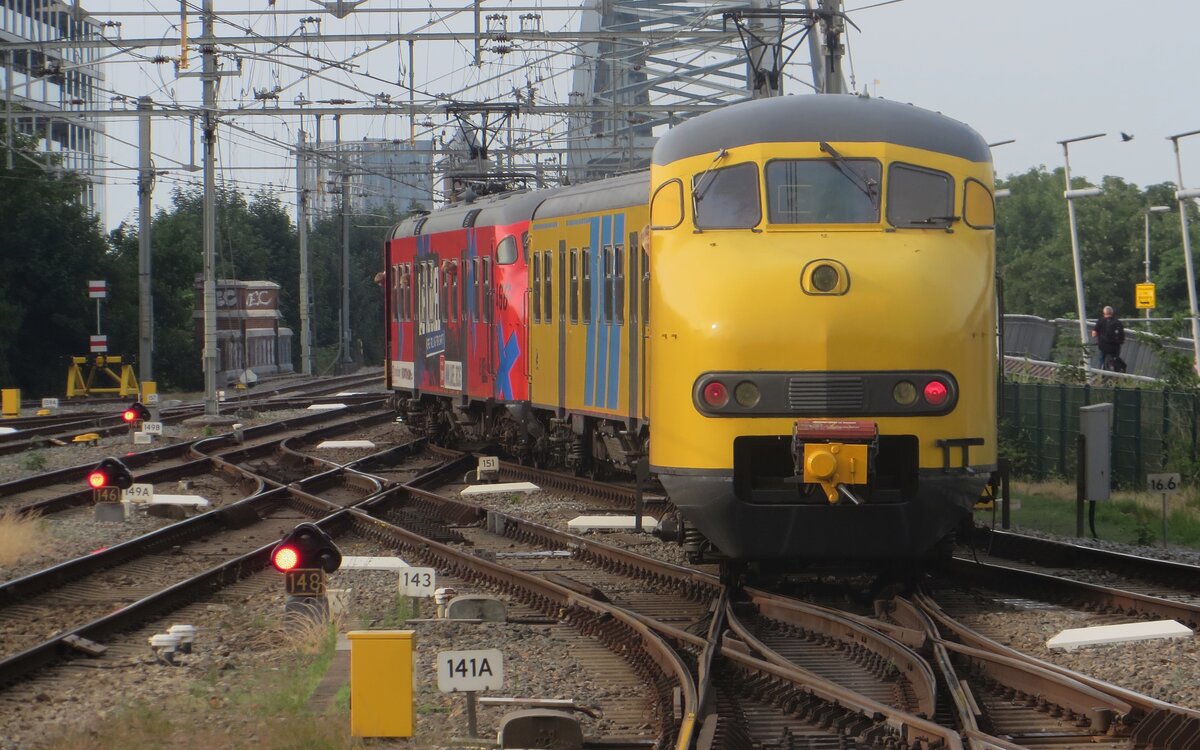 Apekop 904 leaves Nijmegen on 29 June 2023 as second EMU of a special train.
