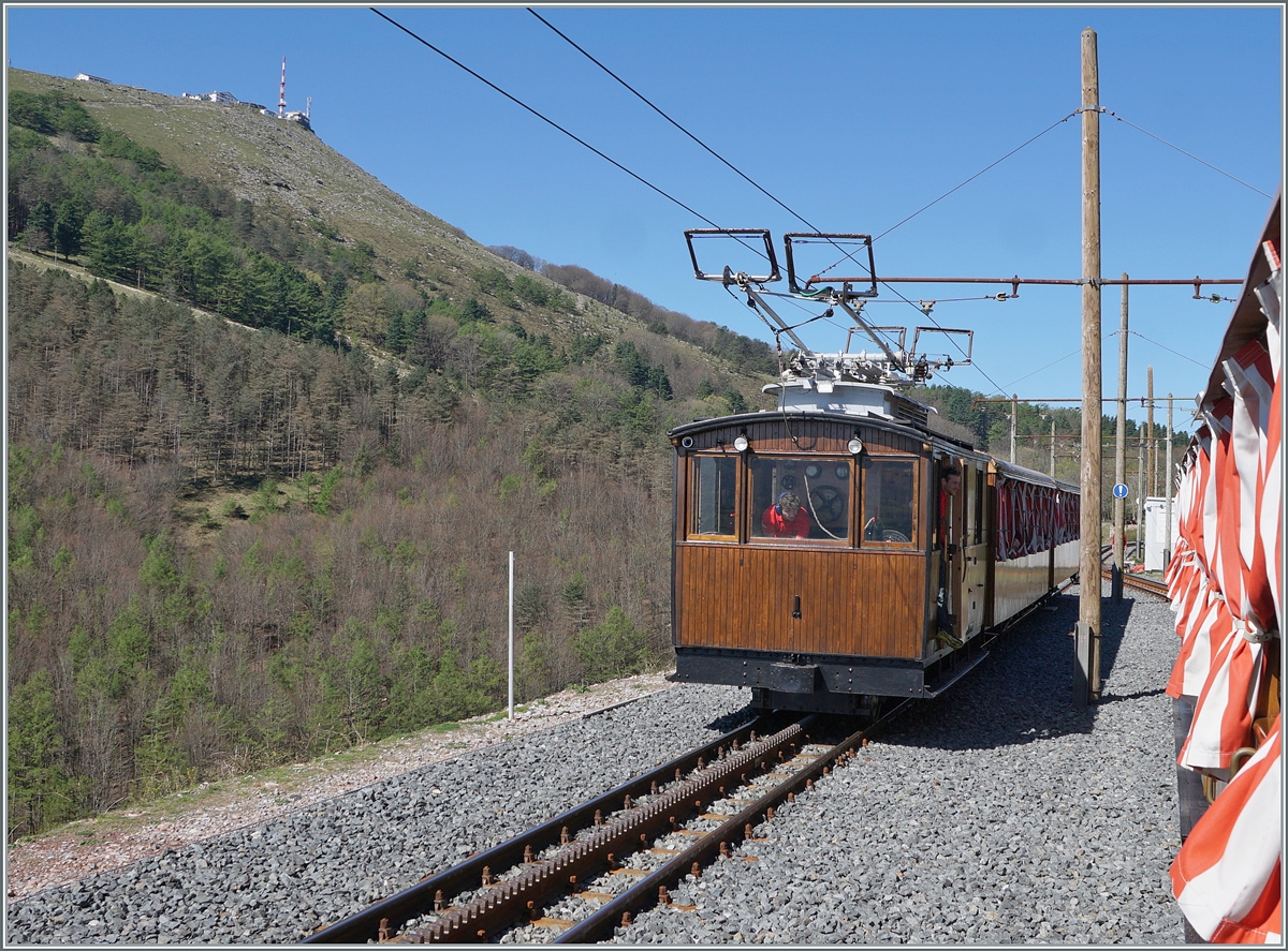 Approximately in the middle of the route, our train traveling downhill crosses two trains traveling uphill, although only one can be seen here.
April 12, 2024