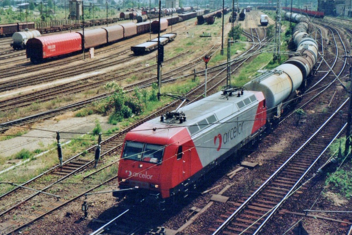 Arcelor 145-CL-002 passes through Halls (Saale) Gbf on 28 May 2007.