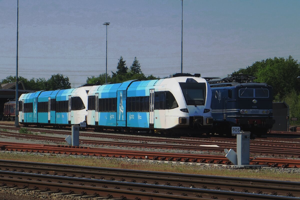 Arriva 233 stands at Blerick on 30 May 2021.