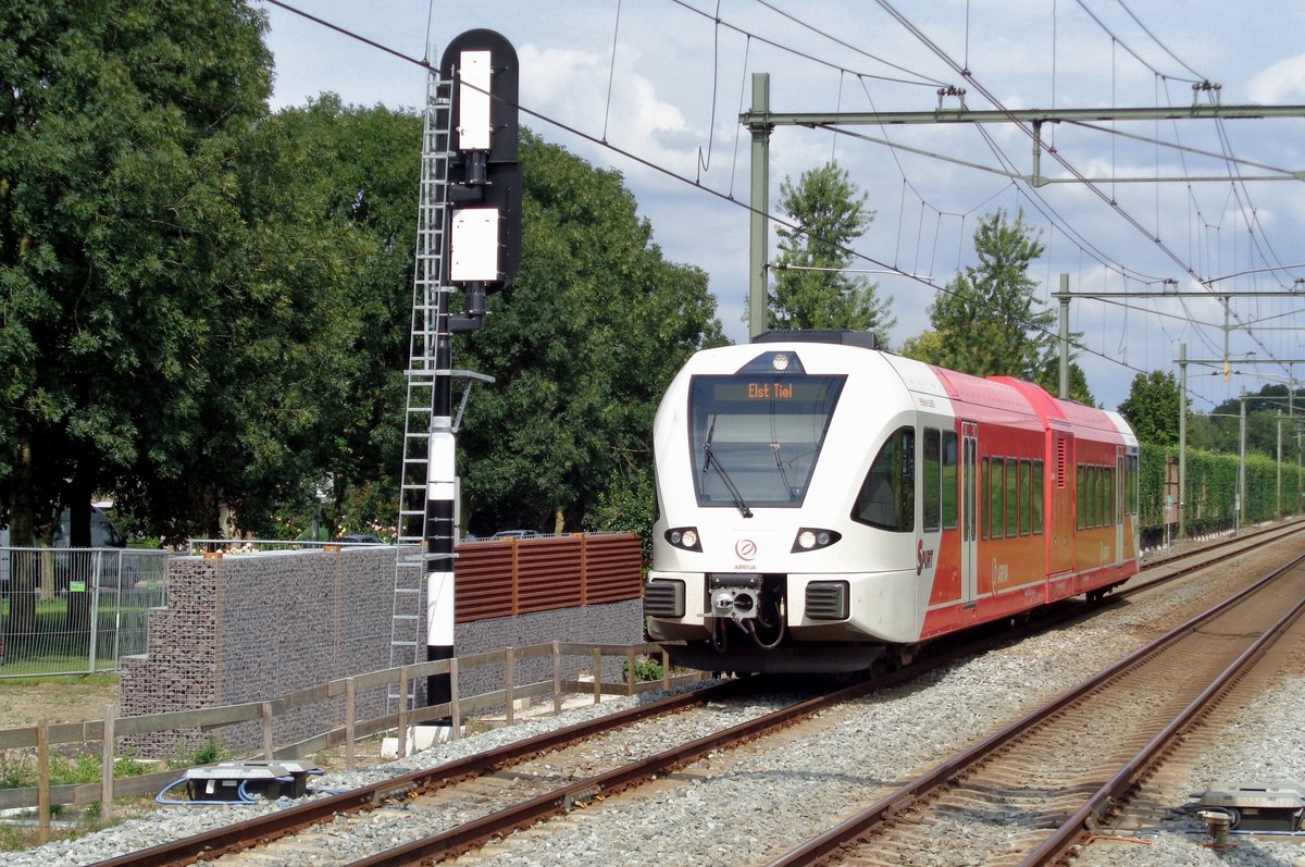 Arriva 253 is about to call at Elst on 28 July 2017.