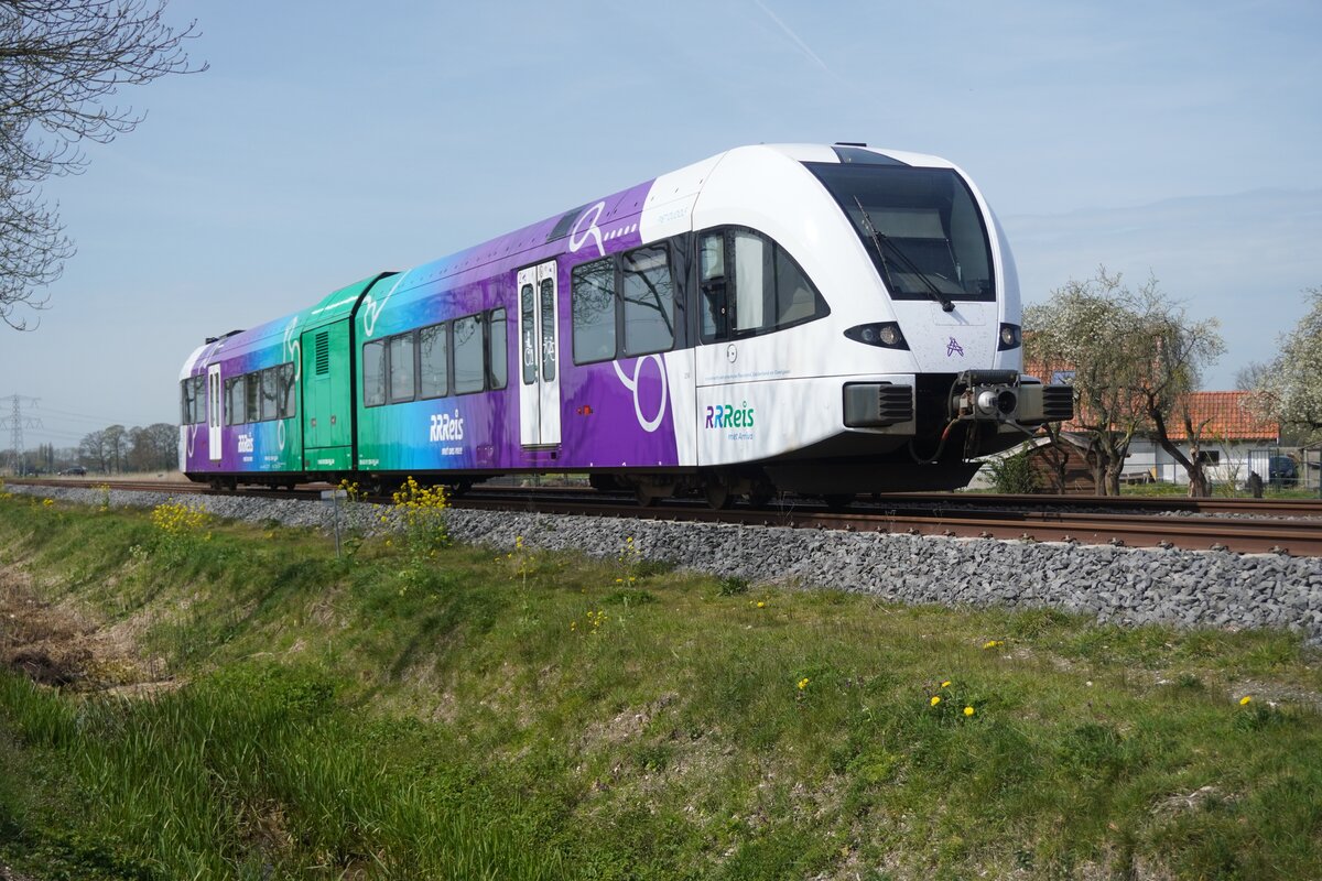 Arriva 256 passes your biking photographerr between Hemmen-Dodewaard and Zetten-Andelst on a glorious 154 April 2026.