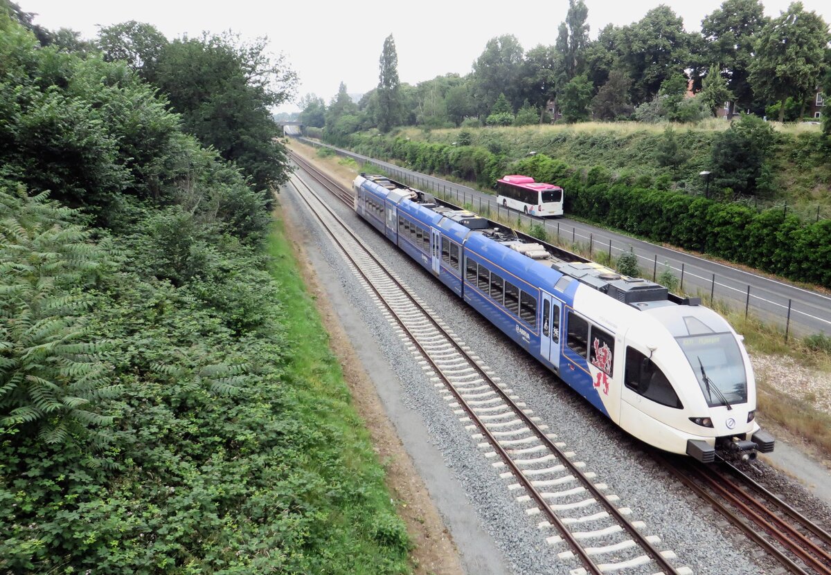 Arriva 385 passes through Nijmegen-Heyendaal on 2 July 2021. 