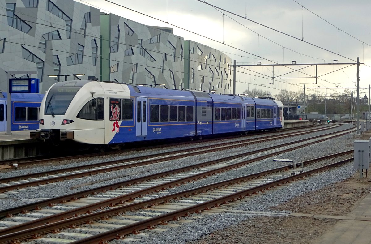 Arriva 389 leaves Nijmegen with an S-11 for Roermond on 6 February 2020.