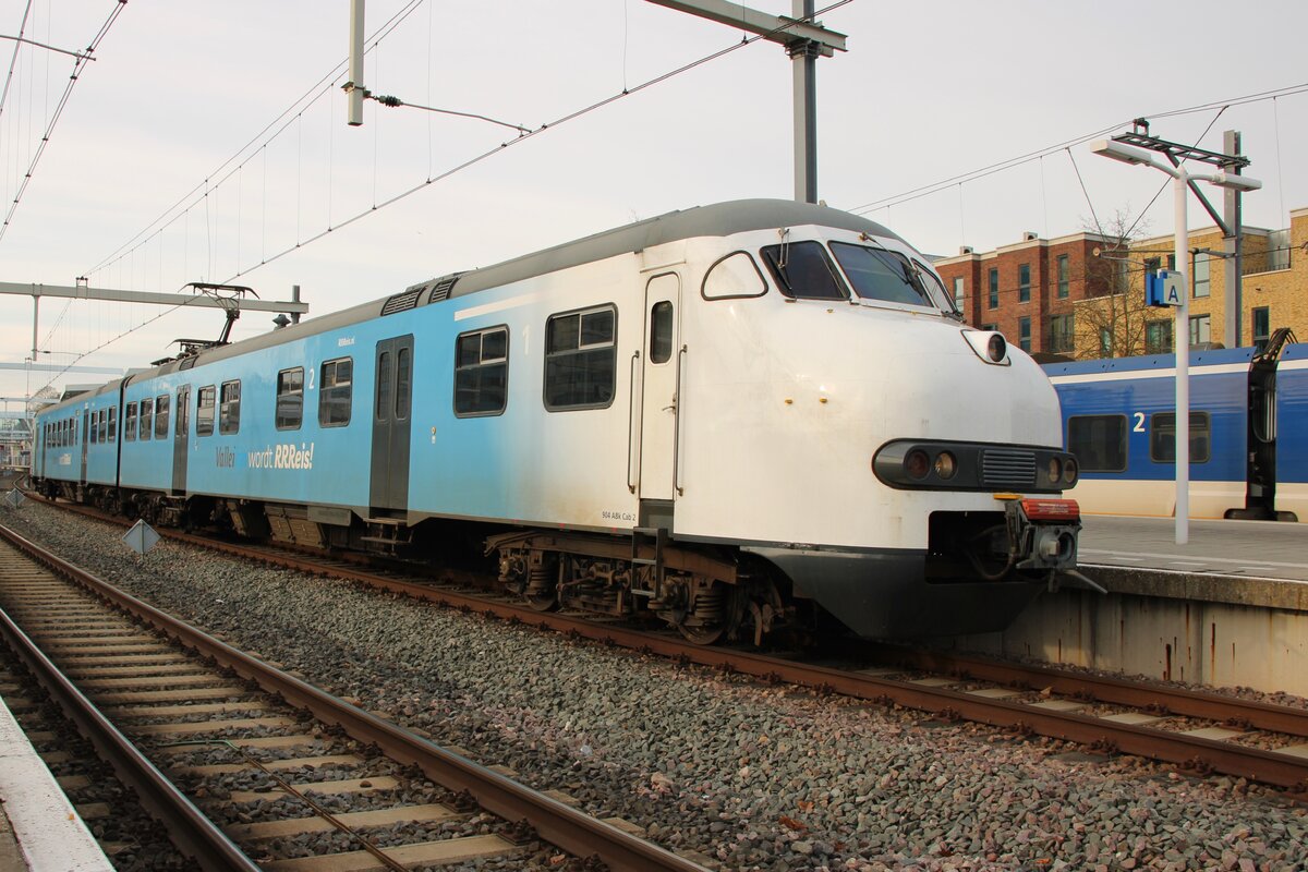Arriva/Rrreis PLan V 904 stands at Arnhem Centraal on 22 November 2025. 