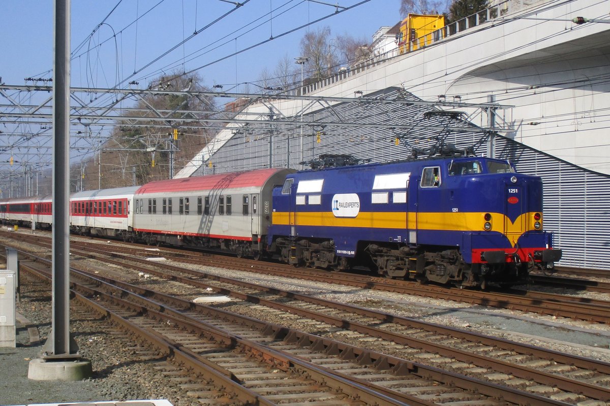 As a hommage to an era gone by, Rail Experts painted 1251 back in ACTS colours. Here 1251 is seen banking an overnight train out of Arnhem on 4 March 2018.