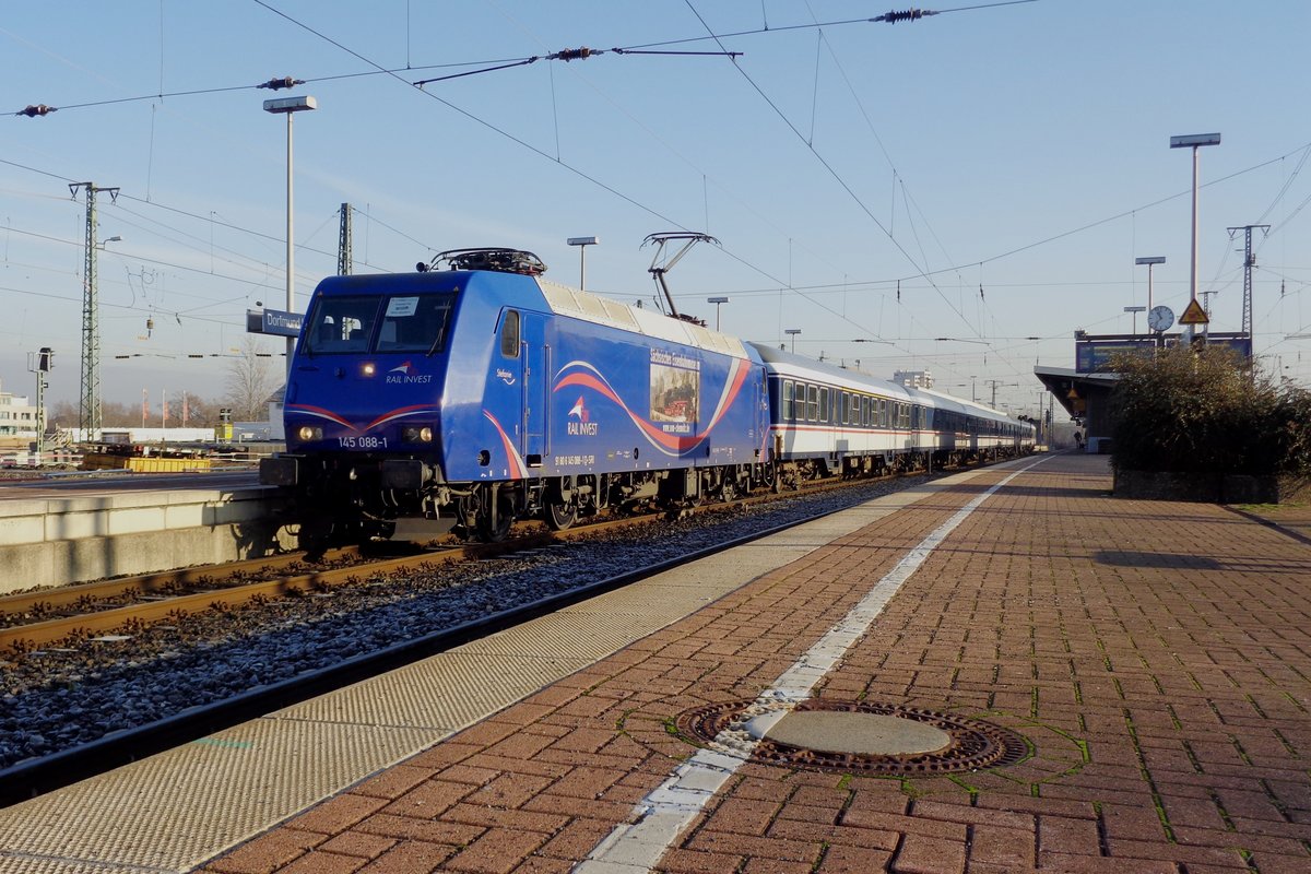 As a replacement for dysfunctional EMUs, Abellio NRW drafted in SRI 145 088 with older coaches, as seen on 28 December 2018 at Dortmund Hbf.