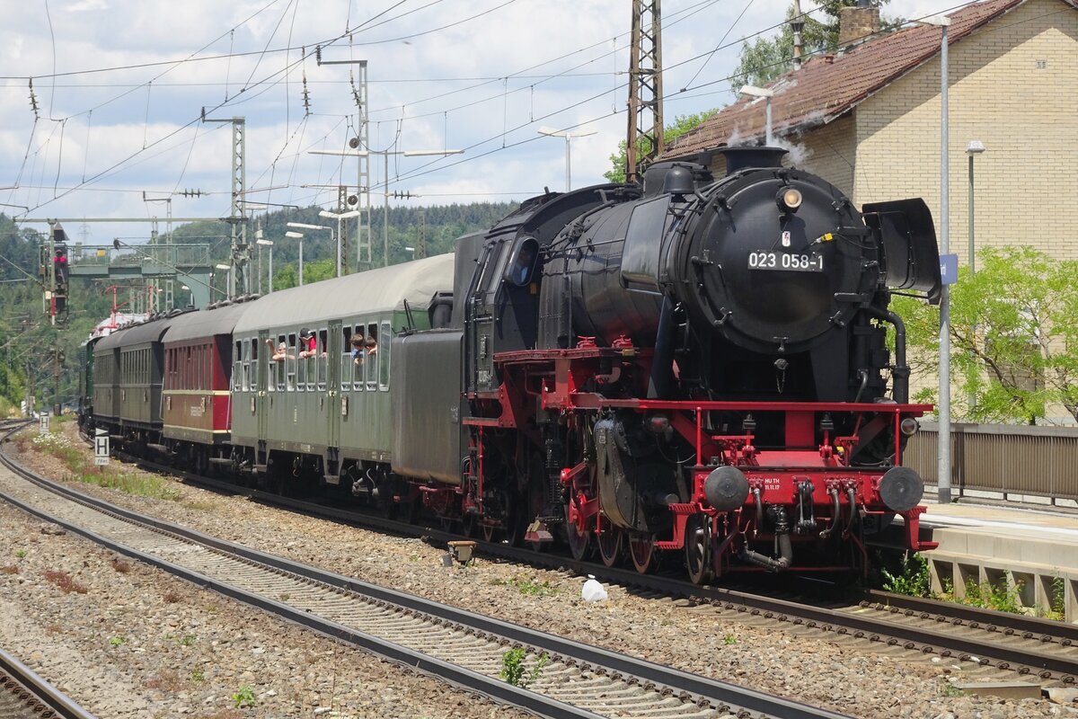 At Amstetten (Württemberg) 023 058 banks a steam shuttle to Geislingen on 9 July 2022.