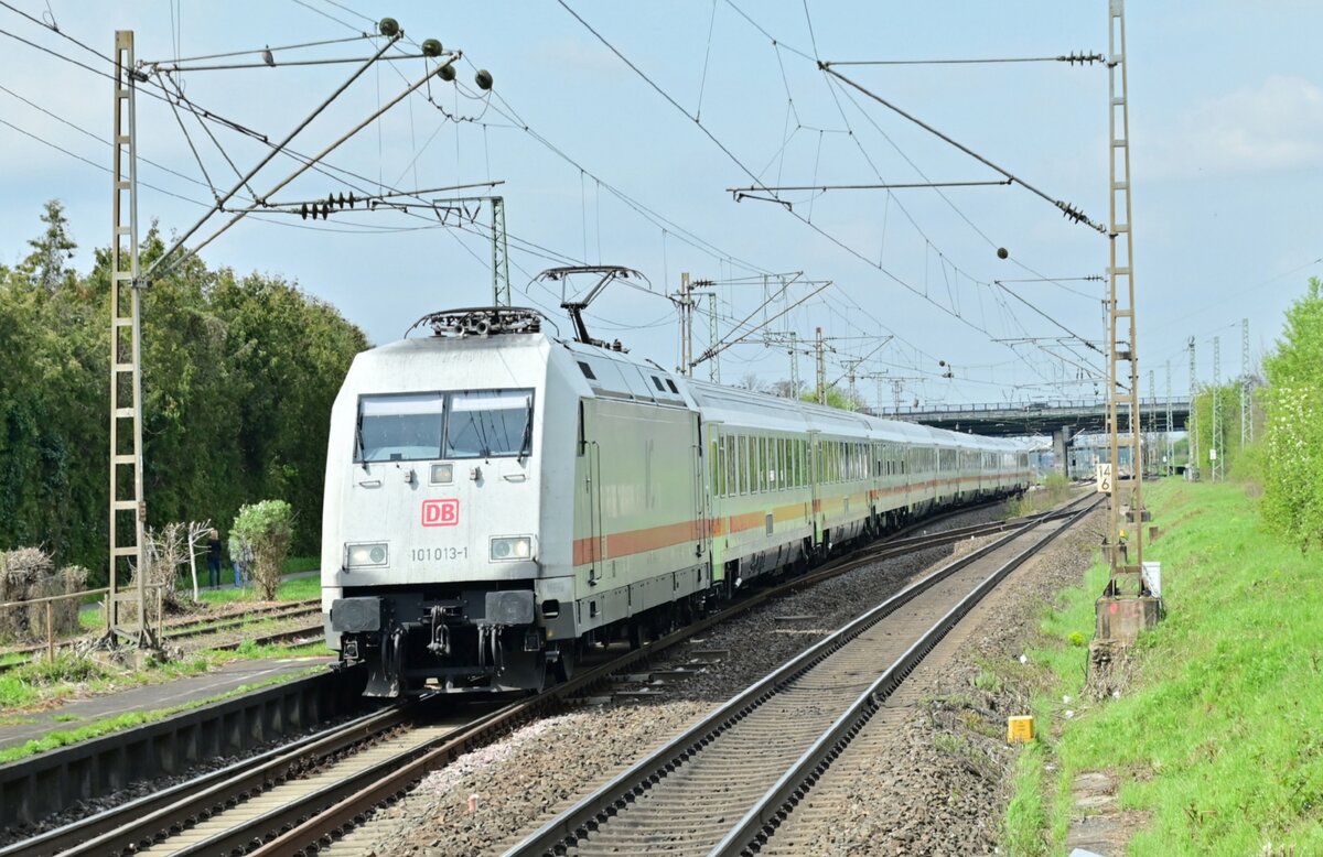 At april 13th of 2023 the class 101 013-1 with an unkown IC-train Wenn through the Station Pfaffengrund/ Wieblingen. 