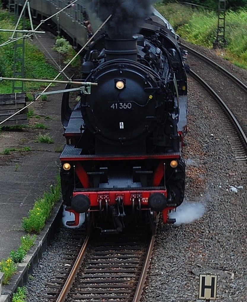 At friday morning the 30th of mai 2014 came suddenly the class 41 360 with coaches and some postcars into the station of Neckargerach.