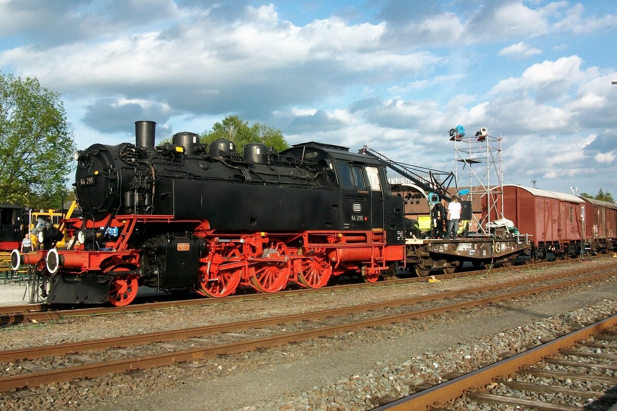 At the DDM stands 64 295 with a TV-studio set put on a few wagons on 23 May 2010 in preparation for a TV show.
