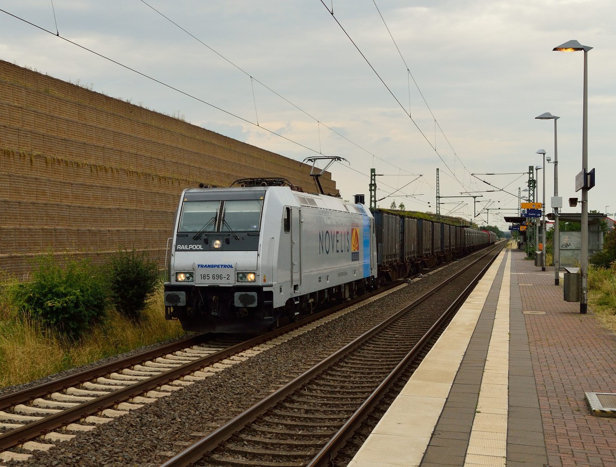 At the station of Allerheiligen the class 185 696-2 with a bunch of alloy carrying coaches towards Nievenheim. 4th of july 2014