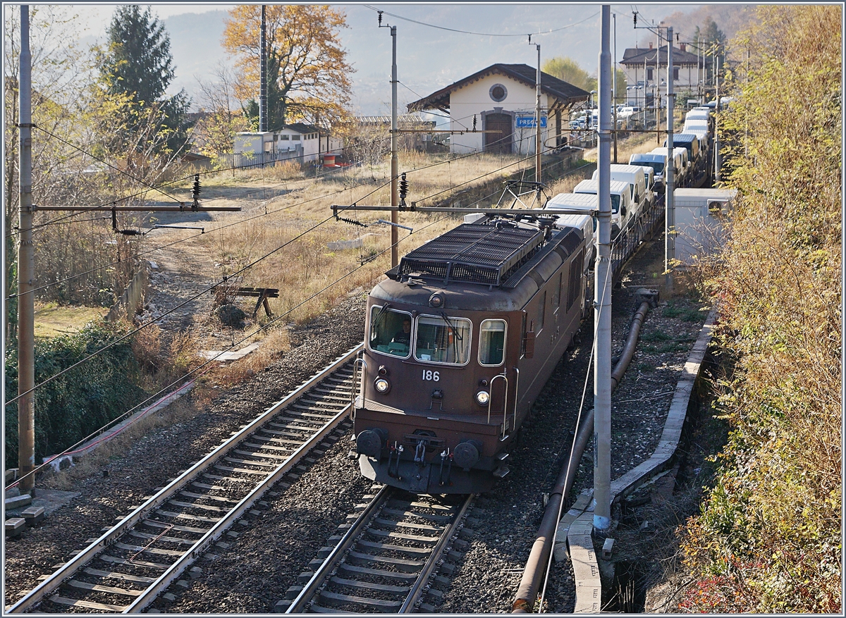 AThe BLS Re 4/4 186 with a Cargo train in Preglia.
21.11.2017