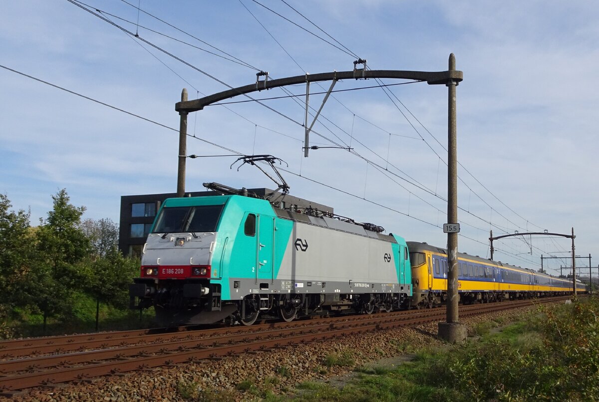 ATLU 186 208 hauls an IC-Direct through Tilburg-Reeshof on 11 November 2022.