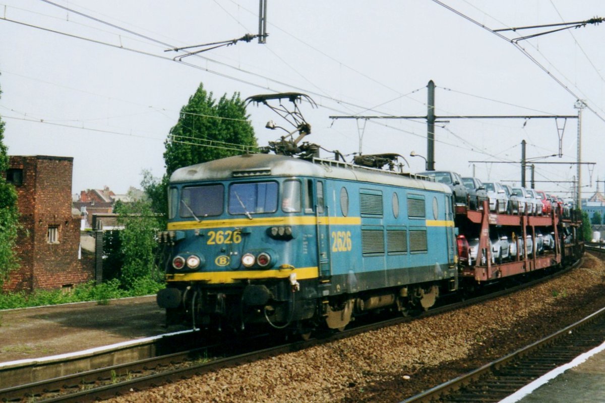 Automotive train with 2626 passes through Antwerpen-Dam on 17 May 2002.