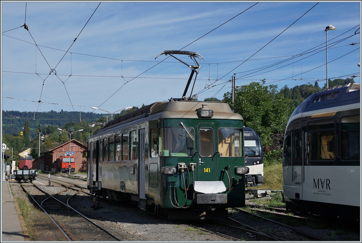 Autour de la voie ferrée / Around the iron railway (autumn event 2024) - This year a guest at the Blonay-Chamby railway: the beautifully prepared GFM (Historique) BDe 4/4 141 in  fir green ; the railcar was built in 1972. The picture shows the GFM railcar pulling up in Blonay to be able to take over passenger train 1407 to Chaulin. 

Sept. 7, 2024