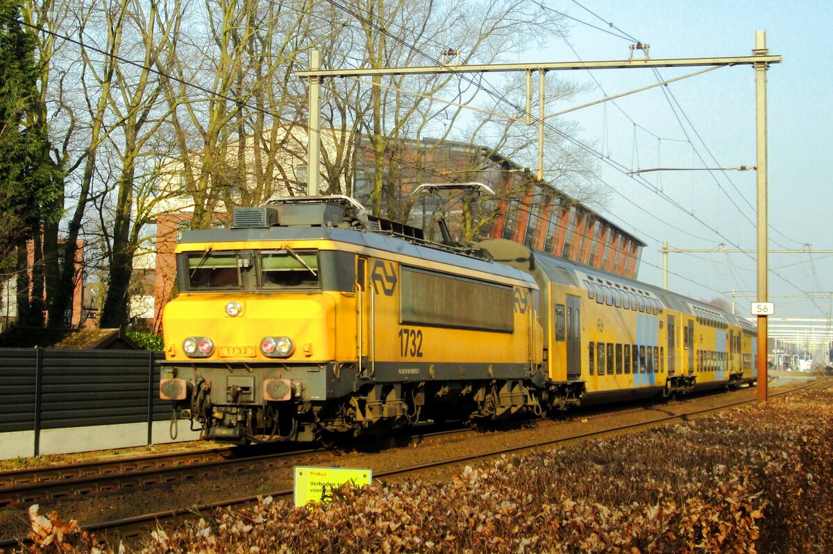 Autumn and setting Sun makes this picture of NS 1732, hauling a DD-AR set out of Wijchen on 11 March 2016, a rather yellow picture.