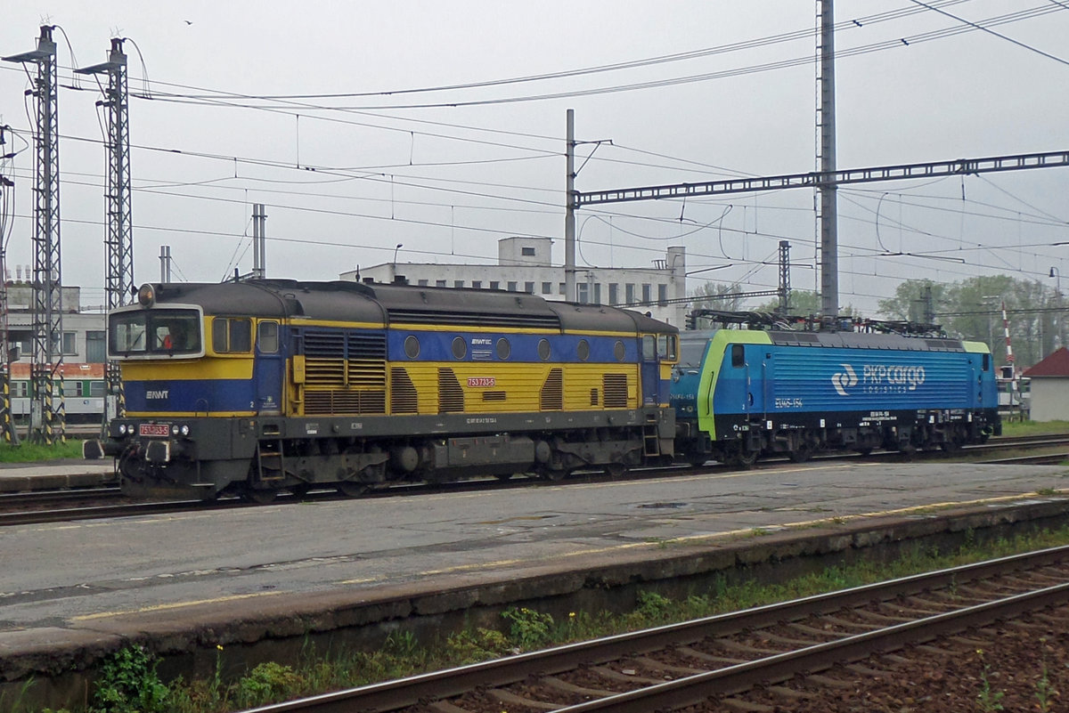 AWT 753 733 hauls PKP Cargo 189 846 through Ostrava hl.n. on 4 June 2016.